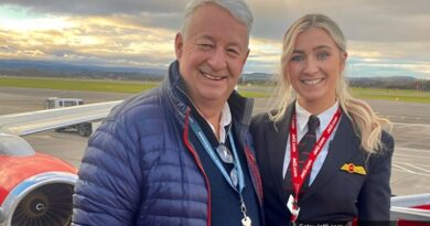Emotiva despedida entre un controlador aéreo escocés y su hija piloto